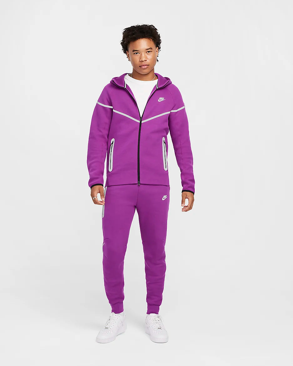 Nike Tech Windruner- Bold Berry